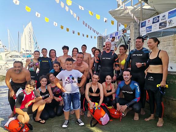 Carlos Vinuesa, centre, with little Alexis and swimmers from Estepona Nautical Club.