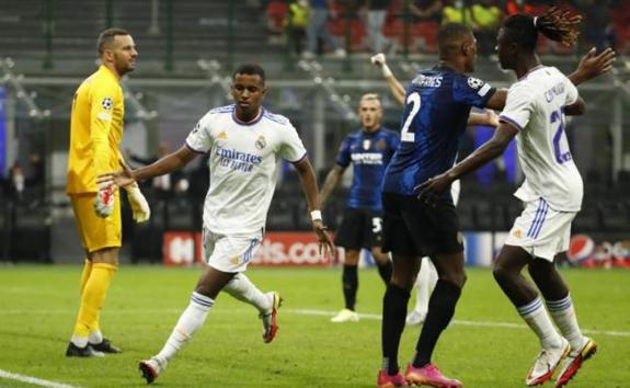 Rodrygo celebrates the winning goal against Inter.