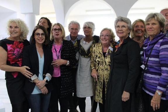 Helen Sijsling (l) and other members of the Nerja Arts Society in 2019 . 