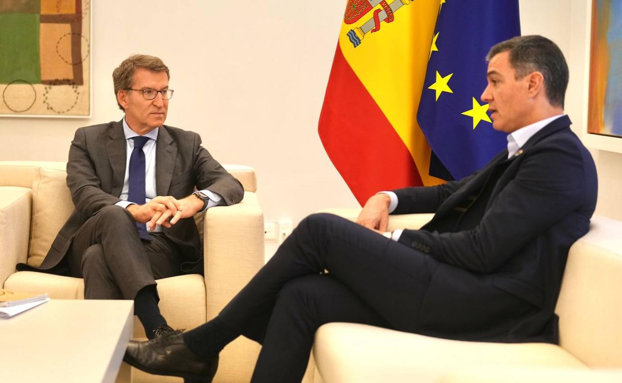 Feijóo y Sánchez, durante la reunión. 