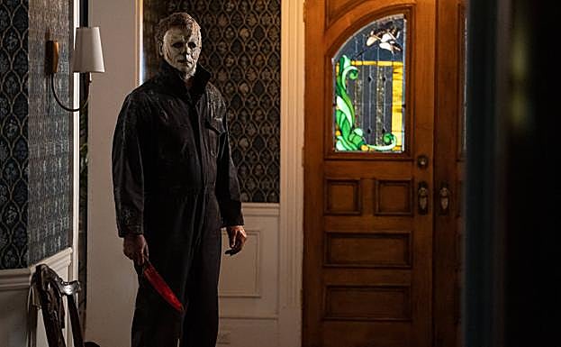 Imagen principal - Arriba, Michael Myers, encarnado por James Jude Courtney; debajo, Jamie Lee Curtis, en el papel de Laurie, en la actualidad y en la cinta de 1978.