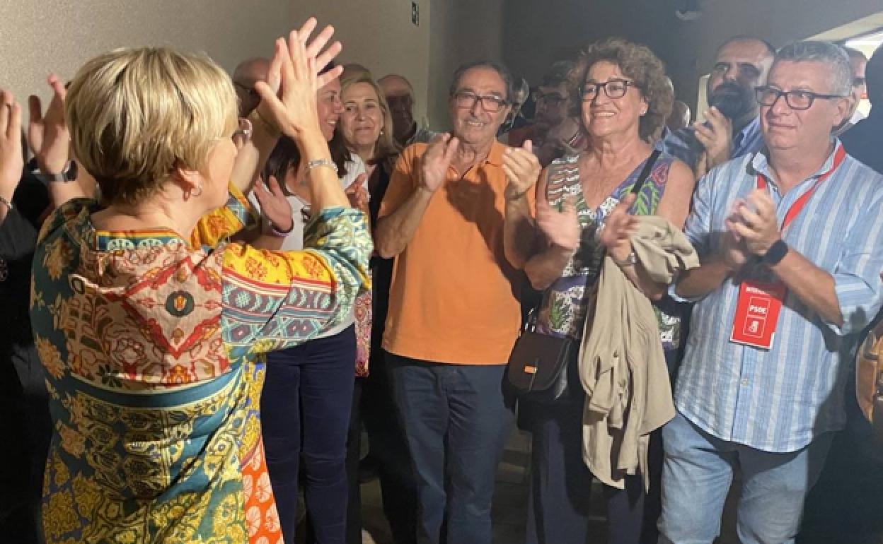 Ana Barceló agradece el apoyo en las primarias del PSOE de Alicante a parte de la militancia reunida en la sede de la UGT.