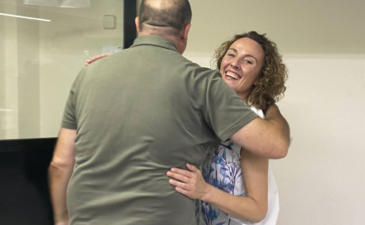 María José Adsuar se abraza con un compañero después de conocer los resultados de las primarias del PSOE de Alicante.