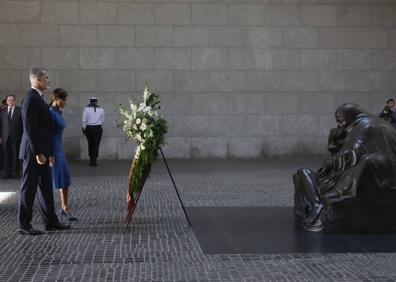 Imagen secundaria 1 - 1. Los Reyes, junto al presidente alemán Steinmeier y la primera dama del país. 2. Ofrenda floral de don Felipe y doña Letizia en el edificio de la Nueva Guardia en Berlín. 3. La Reina, en un momento de la primera jornada de la visita. 