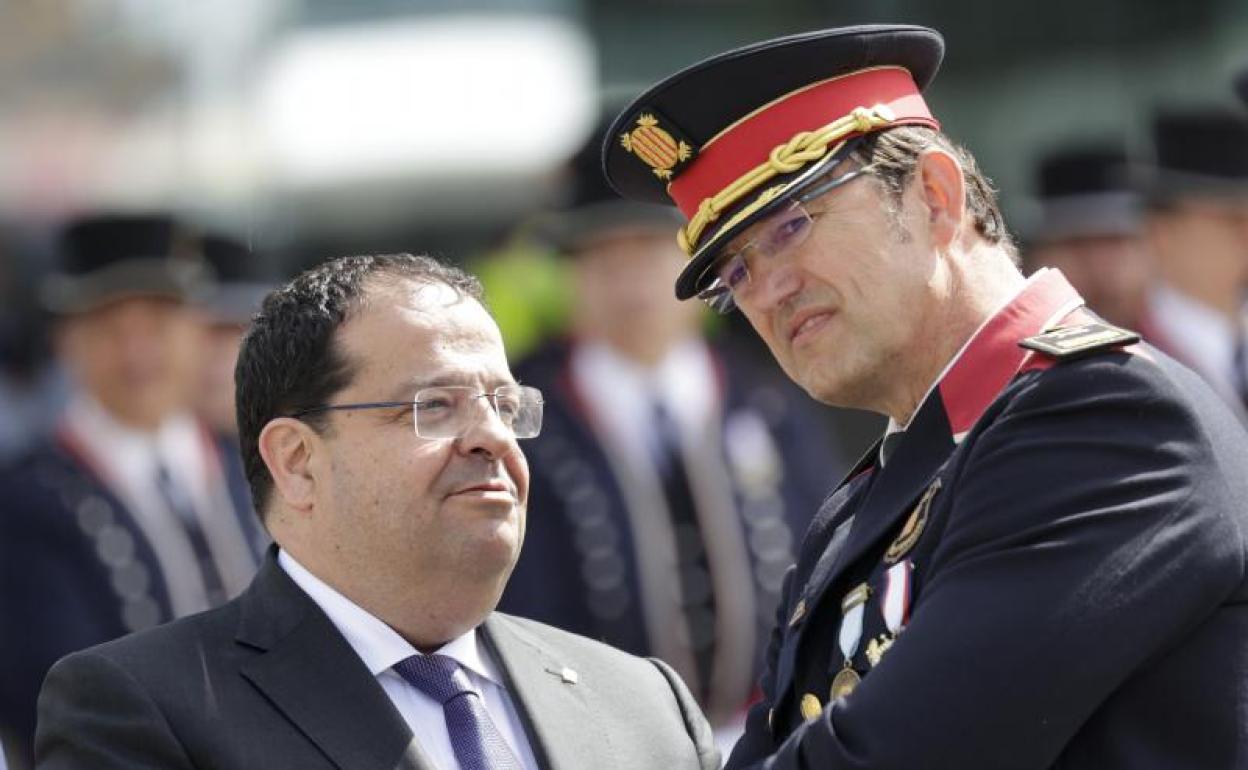 El comisario jefe de los Mossos d'Esquadra, Josep Maria Estela, conversa con el consejero de Interior, Joan Ignasi Elena.