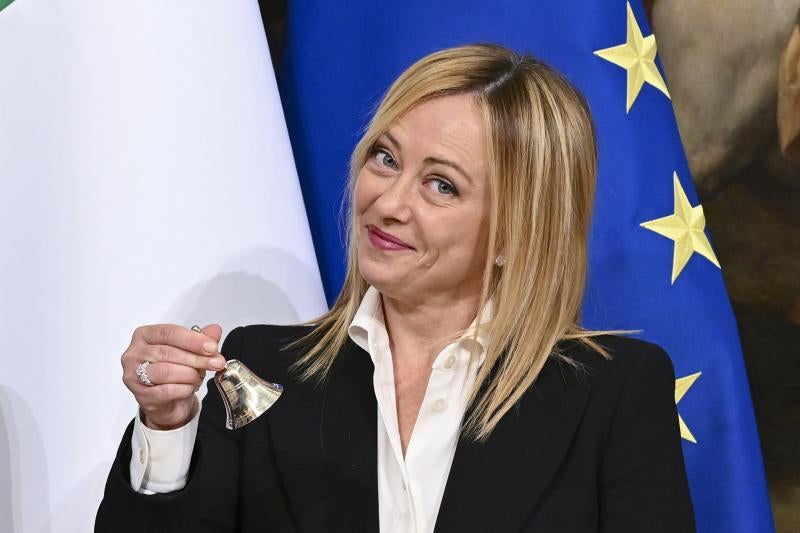 Giorgia Meloni agita la campanilla con la que el jefe del Gobierno italiano convoca al Consejo de Ministros