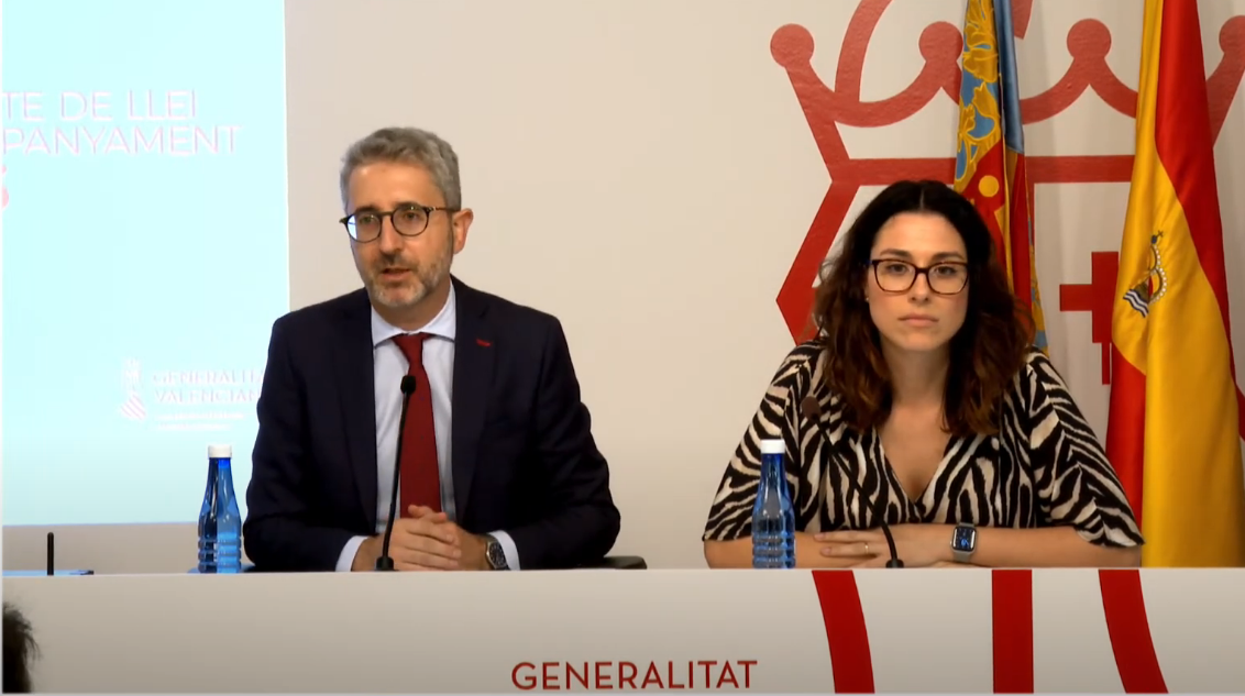 La vicepresidenta del Consell, Aitana Mas, y el conseller de Hacienda, Arcadi España, en la rueda de prensa del Ple del Consell. 