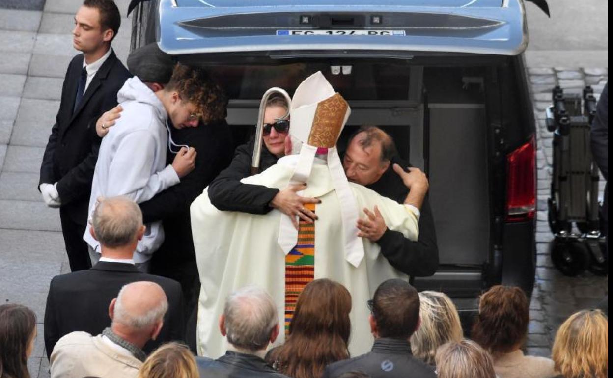 El obispo Leborgne consuela a los padres de la pequeña en el funeral. 