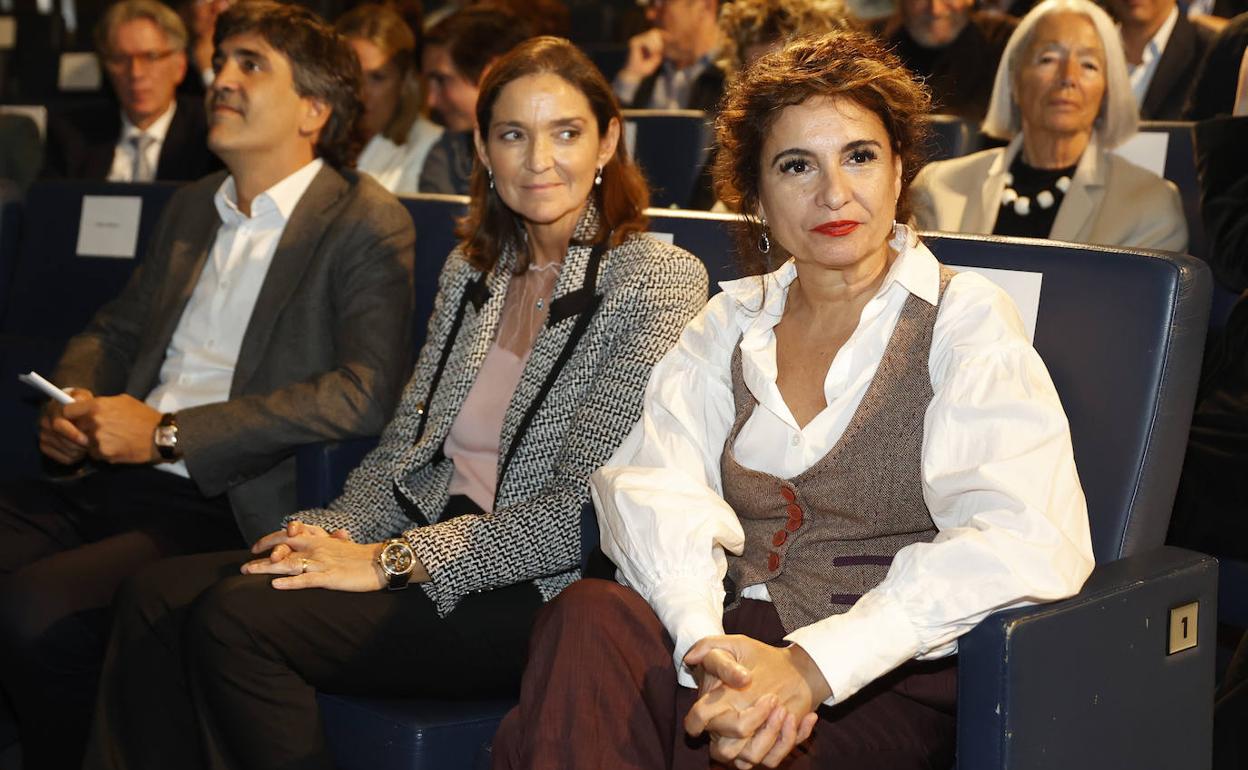 La titular de Hacienda, María Jesús Montero, junto a la ministra Maroto, en un homenaje al economista Emilio Ontiveros.