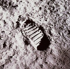 El astronauta Buzz Aldrin fotografió su propia huella en el regolito lunar. Es una de las imágenes más famosas de la historia de la conquista del espacio. 