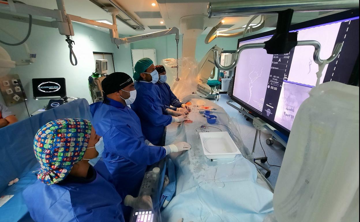 Equipo multidisciplinar realizando un tratamiento a un paciente con ictus. 