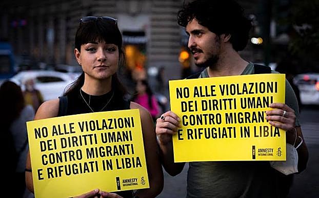 Manifestantes protestan contra el acuerdo migratorio entre Italia y Libia, en Roma, a finales de octubre. El pacto se ha renovado este miércoles.