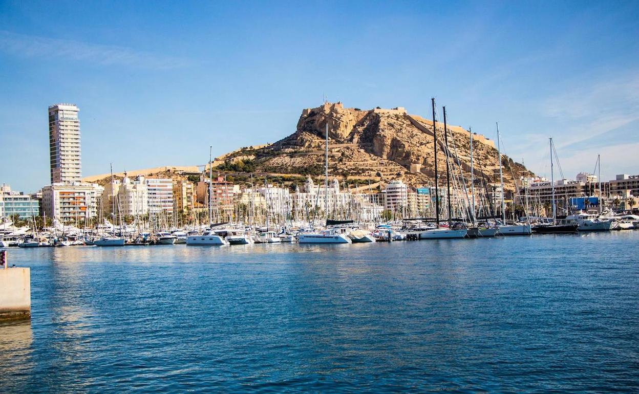 Vista del castillo de Santa Bárbara durante uno de los días con calor en España
