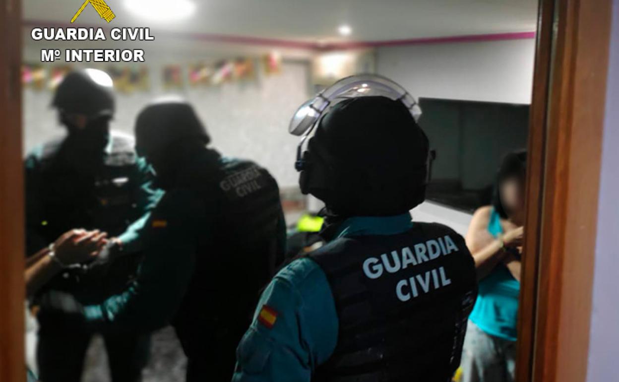 La Guardia Civil de Alicante desmantela una banda que suplantaba a empresas para estafar a sus clientes mediante el 'método BEC'