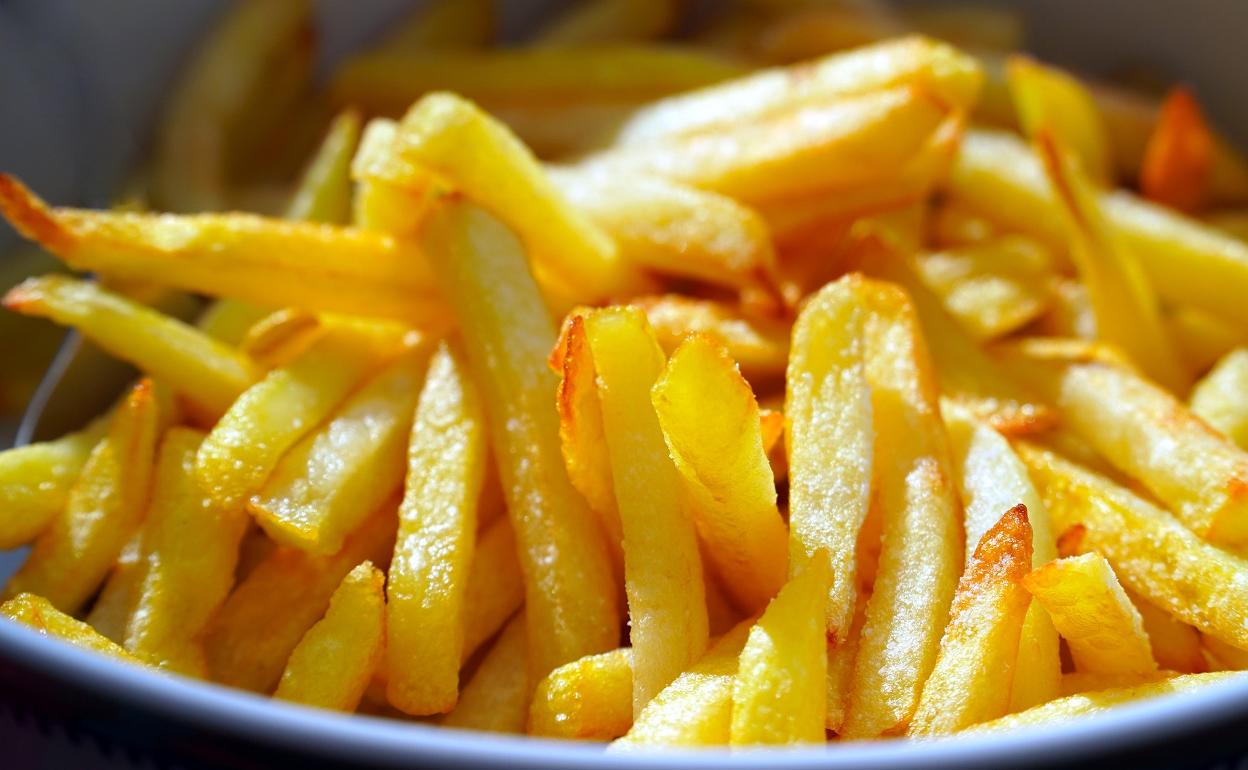 Las patatas contienen almidón, que al calentarse en exceso favorece la aparición de acrilamida. 