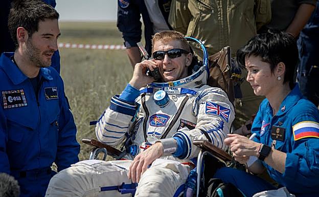 Vaquer Araujo atiende al astronauta europeo Tim Peake poco después de su aterrizaje en la estepa kazaja en junio de 2016. 