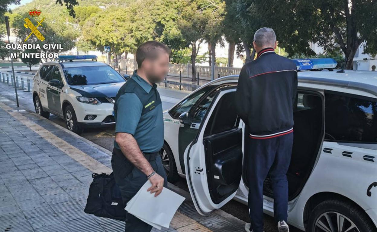 La Guardia Civil durante la detención del presunto estafador en la 'operación Kerma' 