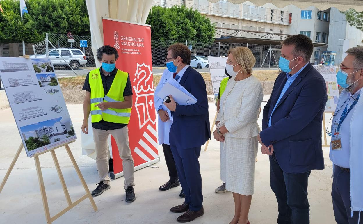 El conseller de Sanitat ha visitado la parcela que acogerá el nuevo centro. 