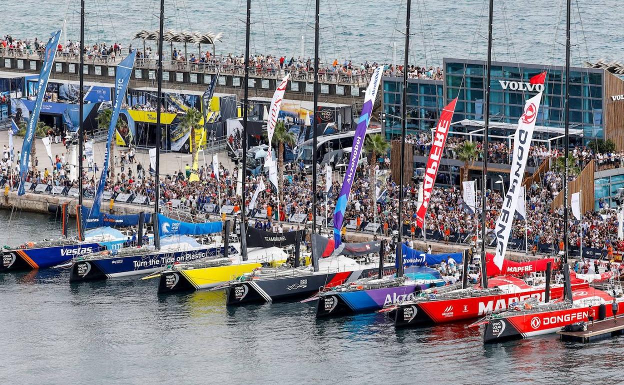 Los veleros amarrados en el puerto de Alicante, al lado del paseo marítimo, durante la salida de la anterior edición