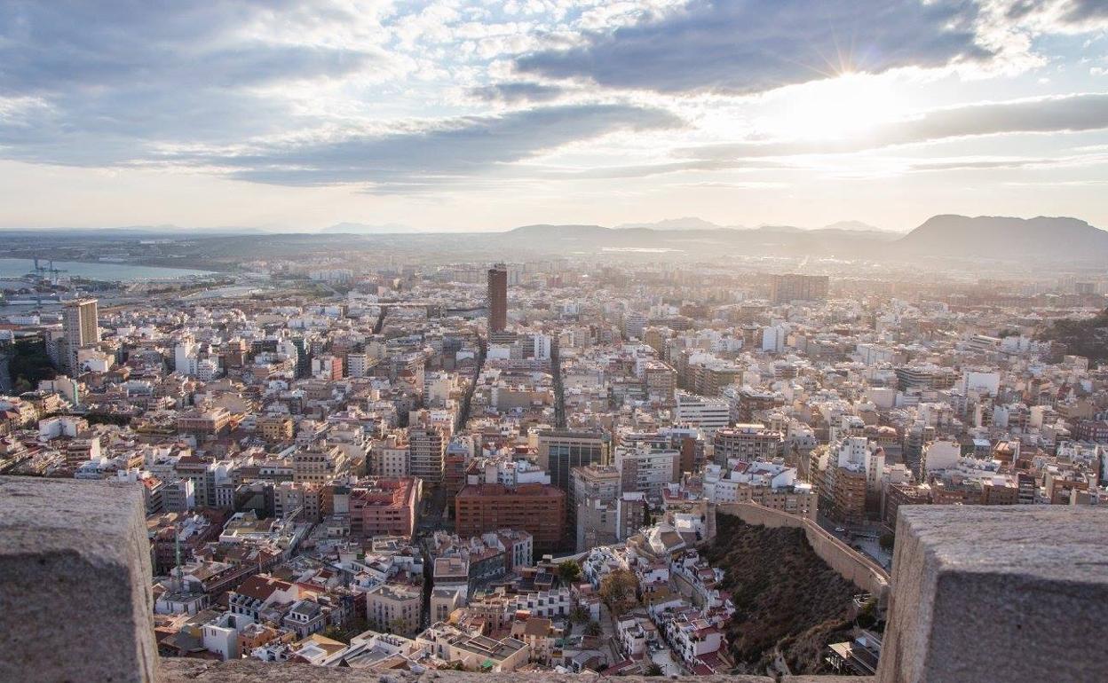 Vista de la isla de la ciudad de Alicante, con cielos cubiertos
