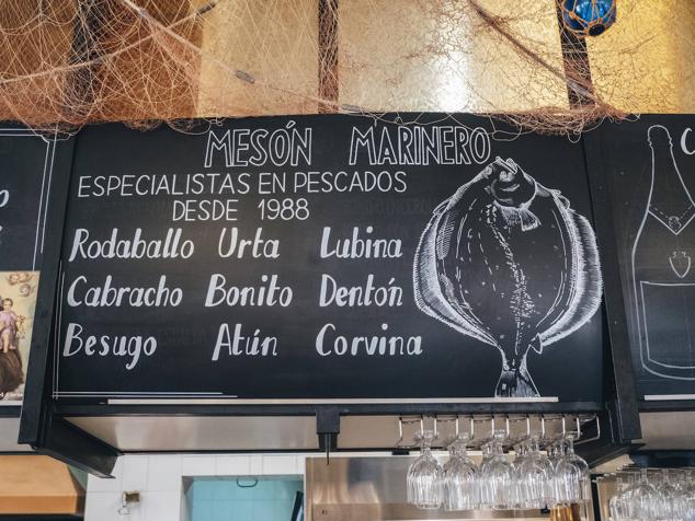 Panel pintado por Javi con algunos de los pescados que sirven cada mediodía