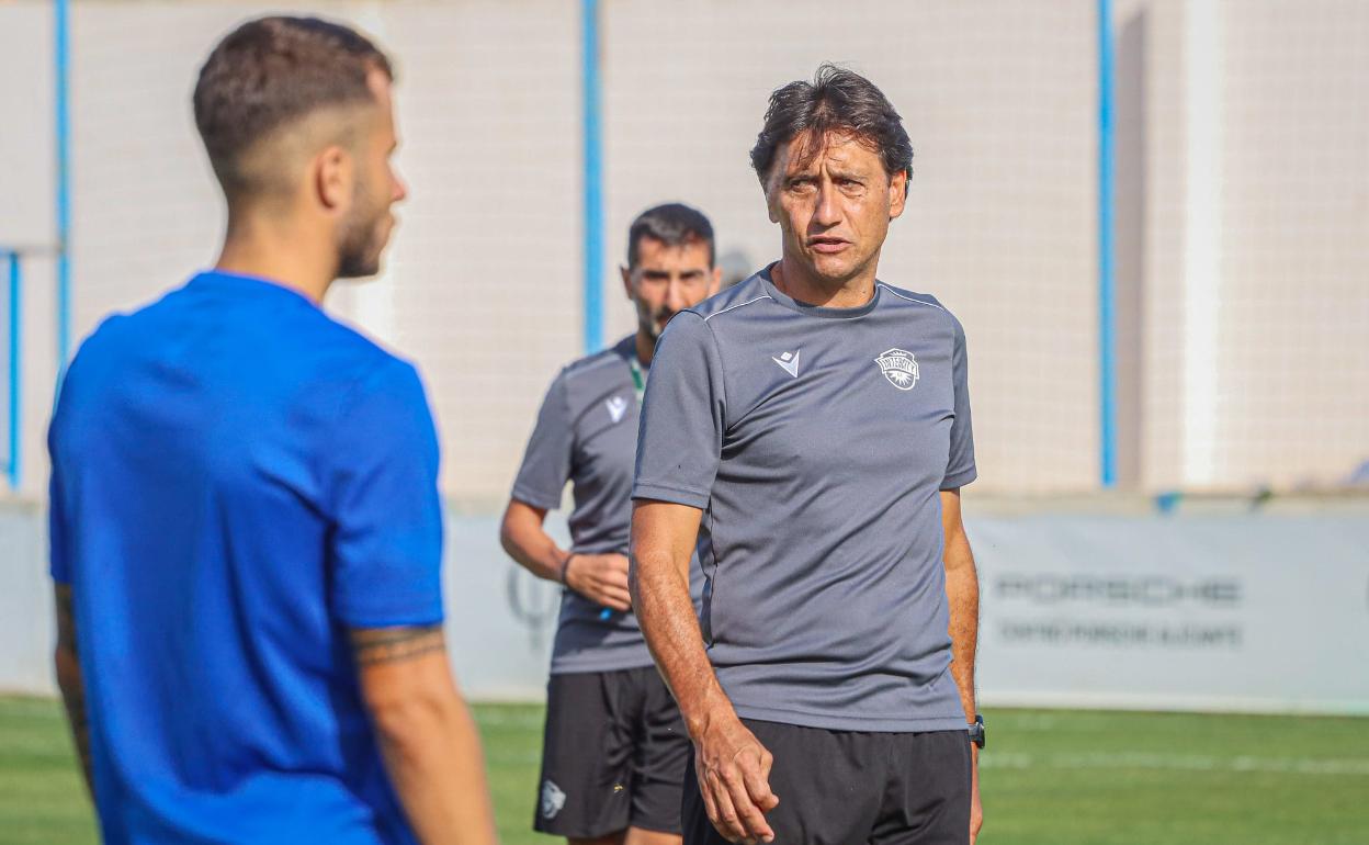 El entrenador argentino Gustavo Siviero 