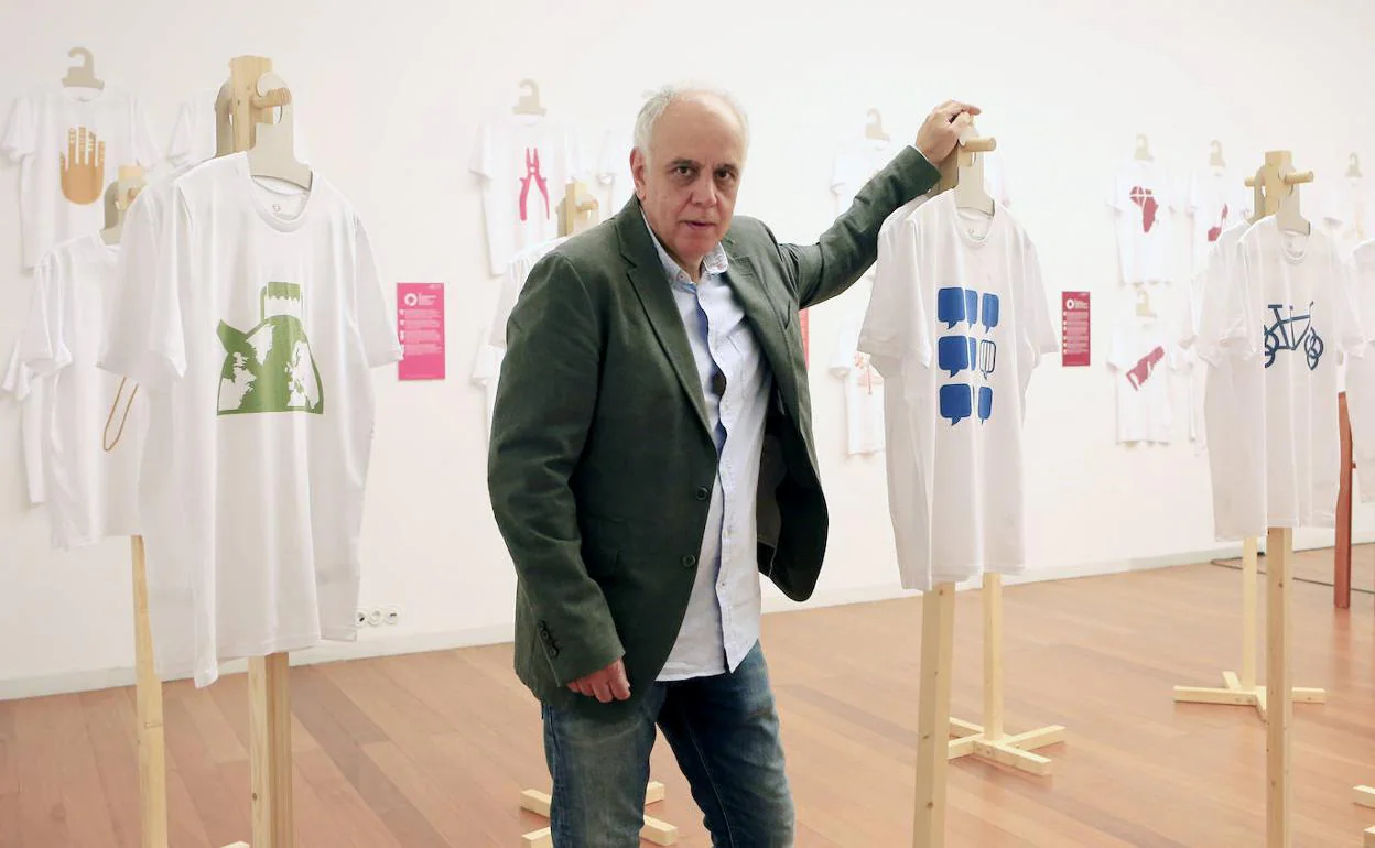 Eduardo Herrera, entre camisetas de la exposición. 
