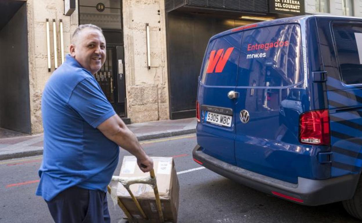 Un repartidor trabaja en el centro de Alicante.