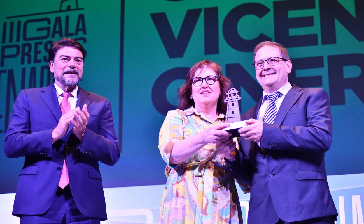 Vicente Giner y Loli Sánchez, de carnicería Giner, recogen el galardón junto con el alcalde de la ciudad, Luis Barcala