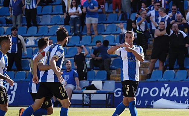 Imagen principal - David Porras ha terminado dirigiendo al equipo tras la expulsión de Ángel Rodríguez en el Hércules. 