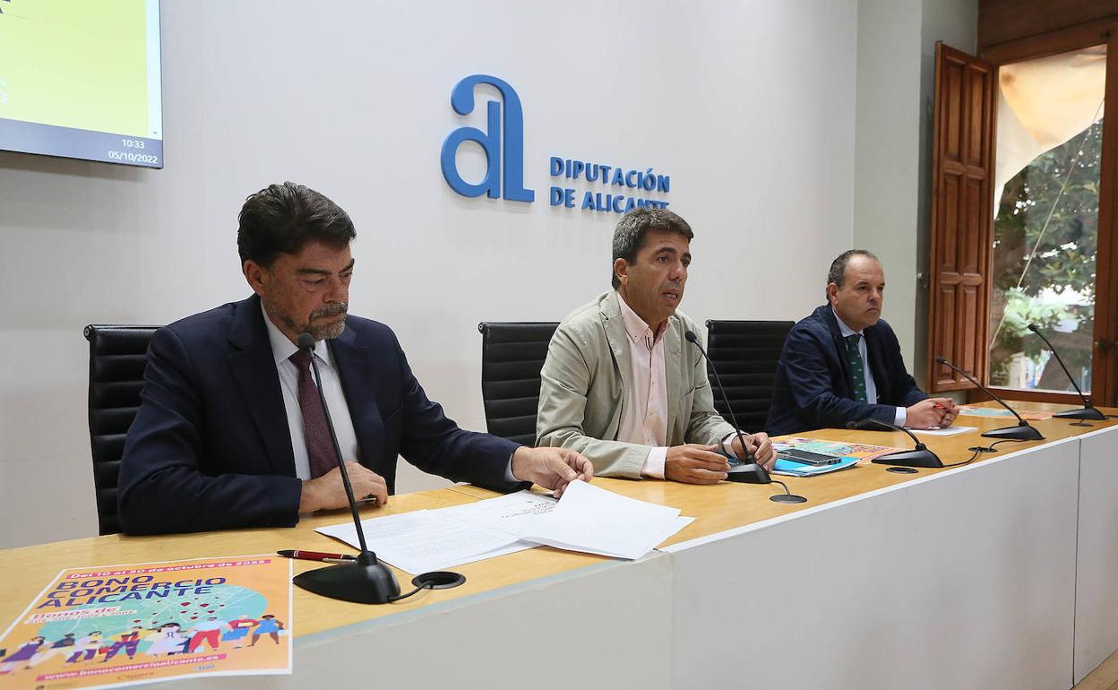 El alcalde de Alicante y el presidente de la Diputación, con el presidente de la Cámara de Comercio, en la presentación de los Bonos Consumo. 