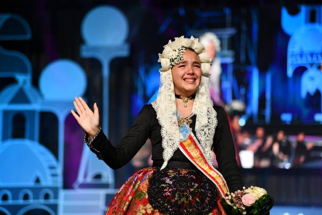 La emoción está presente en les dames del foc infantil 2022.