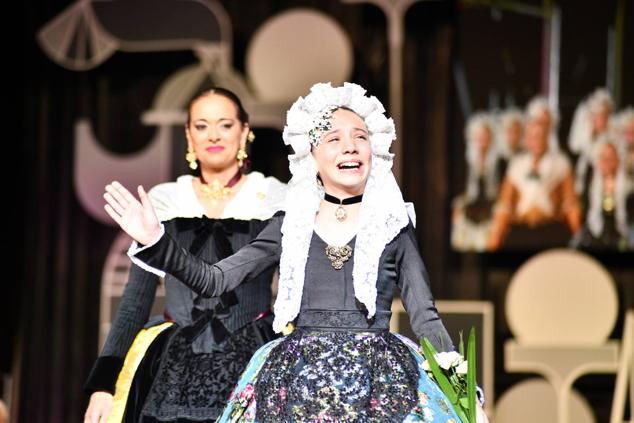 Inés Llavador saluda a los fogueres y barraquers antes de cantar el himno de Alicante.