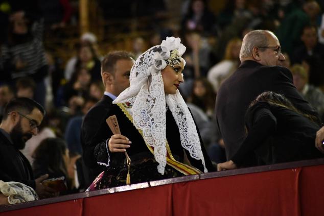 La bellea del foc 2022, Marina Niceto, en su llegada al palco de autoridades.