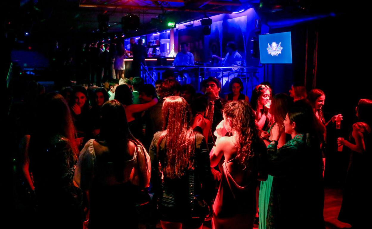 Jóvenes en el interior de una discoteca. 
