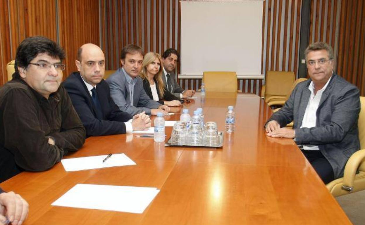 El empresario Enrique Ortiz (d), con los miembros del tripartito de izquierdas y resto de portavoces municipales, en imagen de archivo de 2015. 