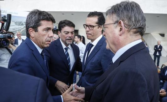 Mazón y Puig se saludan delante de los alcaldes de Alicante y Elda.