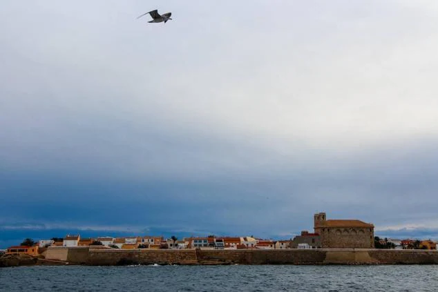 La isla de Tabarca flota sobre una muralla.