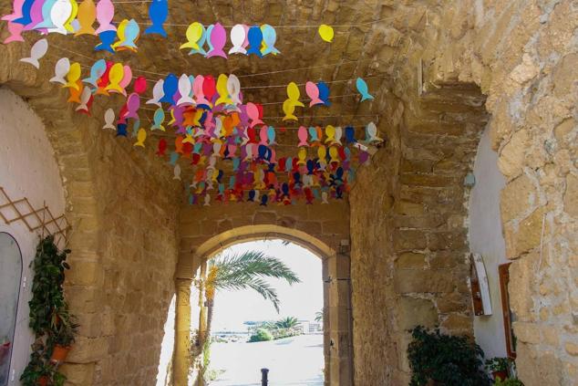 Las guirnaldas con motivos de peces decoran la entrada al pueblo.