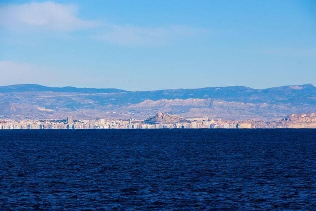 Vistas del Bencantil y la ciudad desde la isla de Tabarca.