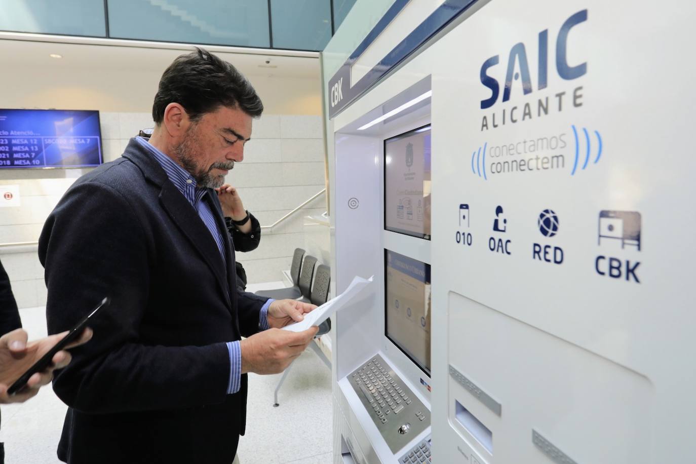 El alcalde, Luis Barcala, estrenó en mayo el primer ciberkiosco digital instalado en las oficinas del SAIC de la calle Cervantes 