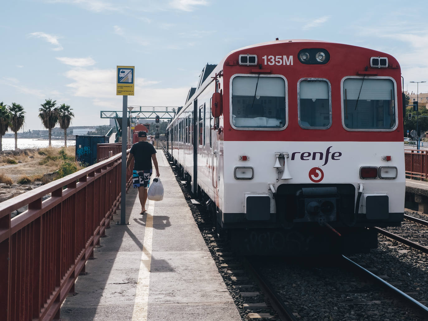 El Cercanías, parado en el apeadero de San Gabriel. 