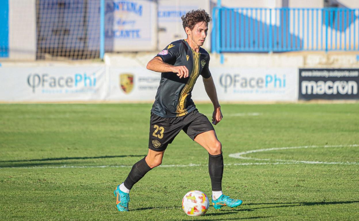 Aarón Piñán conduce el balón en el Antonio Solana 