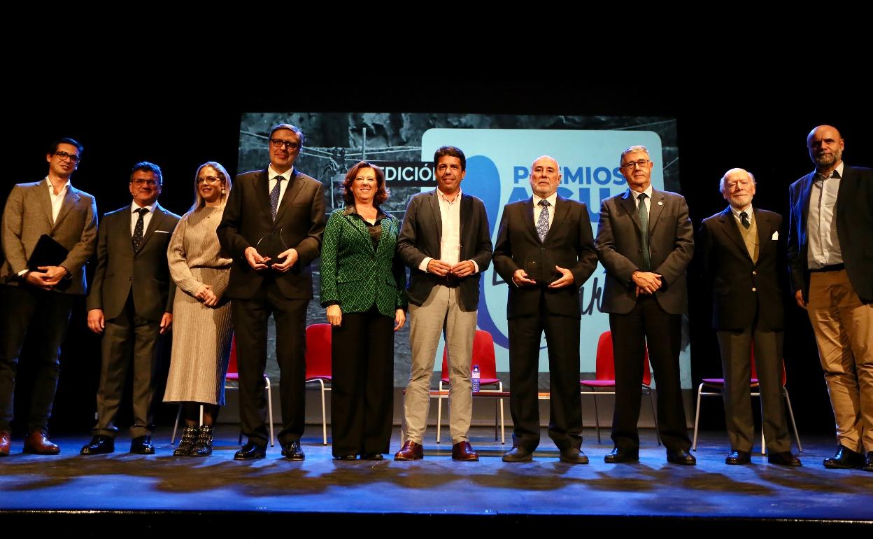 El presidente Carlos Mazón y la alcaldesa de Almoradí, María García, con los galardonados en los II Premios de Agua Lorenzo Pardo.