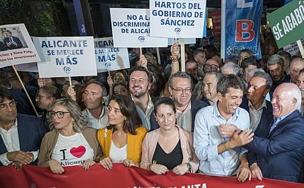 Carteles del Partido Popular el pasado día 8 en una concentración en la que los políticos de CS, Vox y PP se unieron.