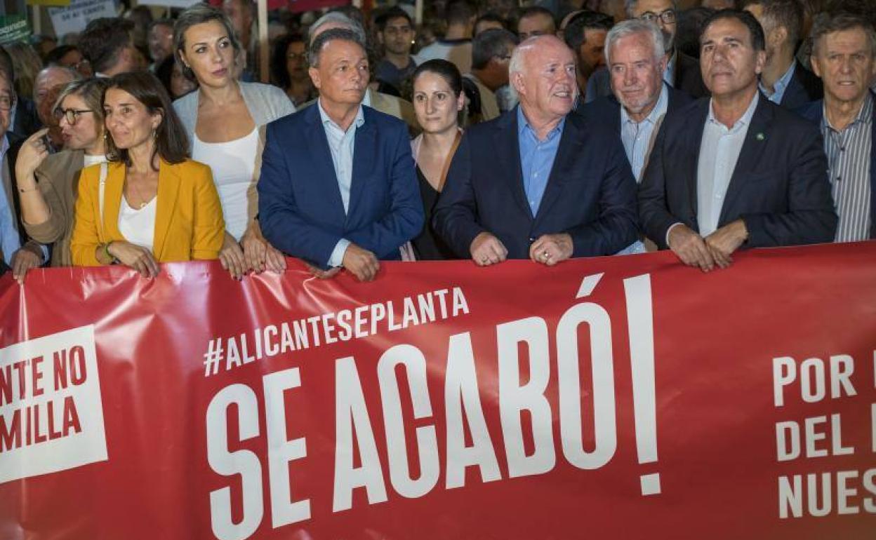 Cabecera de la concentración del pasado 8 de noviembre, con los empresarios y representantes políticos.