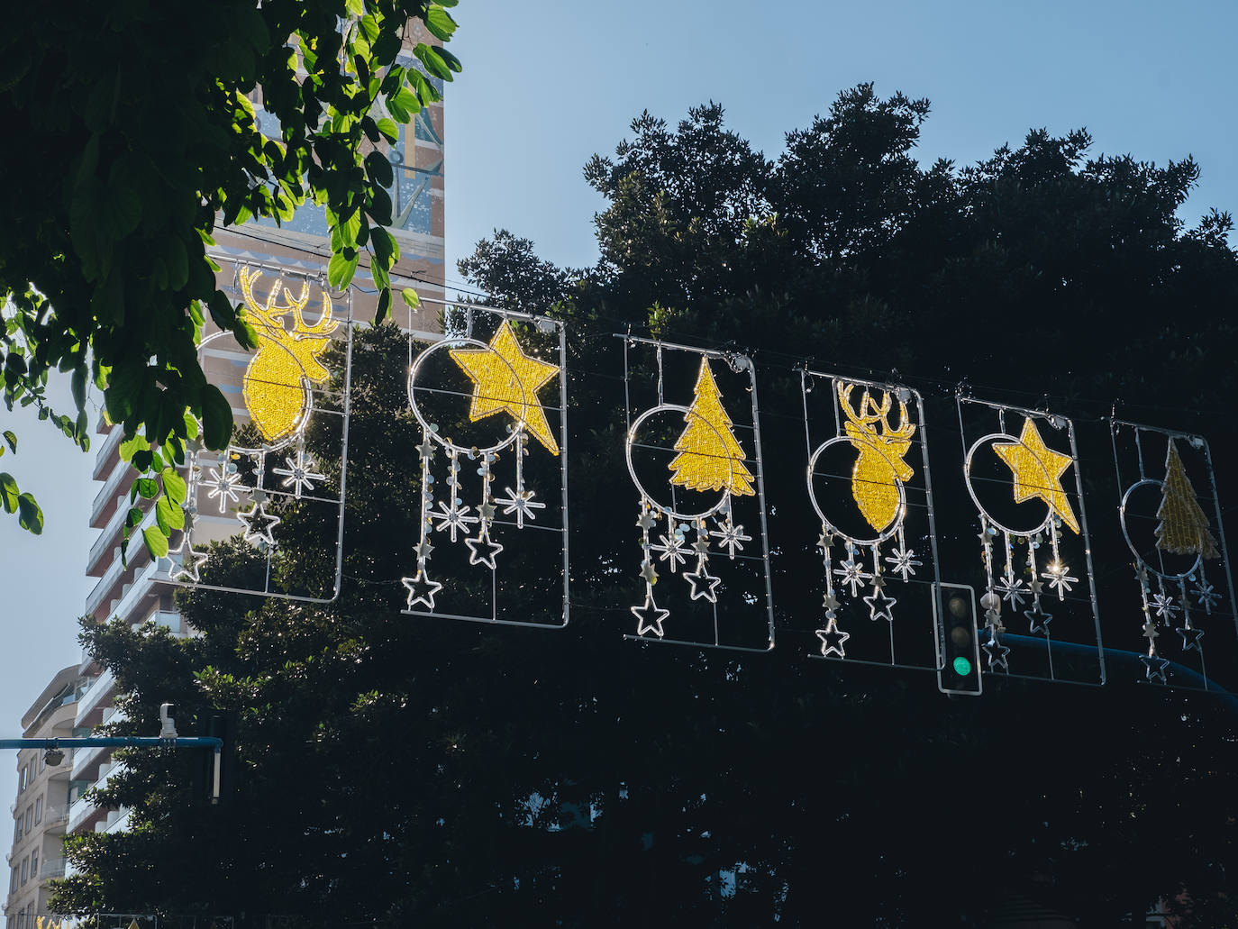 Una de las guirnaldas con motivos navideños que ornamentan la Rambla de Méndez Núñez.