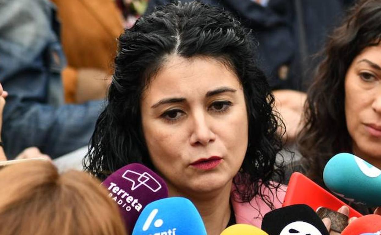 La secretaria general de CC OO PV, Ana García, atiende a los medios. 
