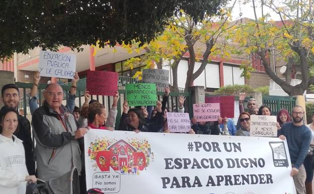 AMPAS y docentes se han manifestado frente a colegios e institutos de la zona de playas de Alicante