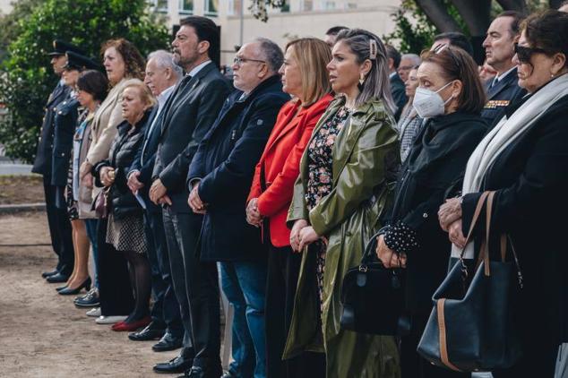 Las autoridades, en pie, durante los himnos al cierre del acto.